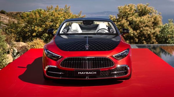 Maybach традиционно беше отделна марка от Mercedes, произвеждайки свои собствени ултралуксозни модели. През последното десетилетие тя се превърна в подмарка, предлагаща подобрени версии на автомобили Mercedes, започвайки със седана S-Class и по-късно включвайки предишните модели S-Class купе и кабриолет. 

Днес гамата на Maybach се състои от седан S-класа, SUV GLS и EQS, а сега и серия SL 680 Monogram - първата SL, подобрена от Maybach. Това бележи навлизането на Mercedes в ултралуксозните роудстъри под подмарката и вероятно ще дойдат повече като част от стратегия, обявена през 2022. Тогава Mercedes заяви, че иска да увеличи печалбите си, като се съсредоточи върху автомобили с по-малък обем и по-висок марж чрез AMG и Maybach.
