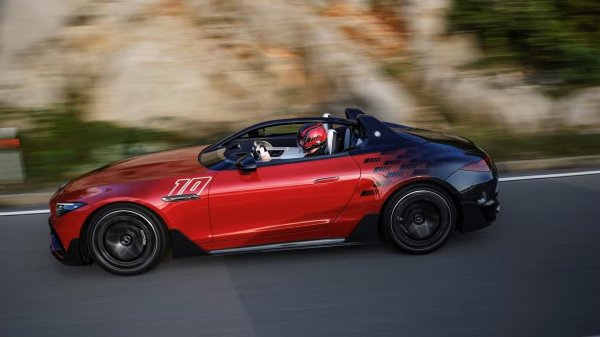 В края на миналата година Mercedes представи серията Mythos - нова гама от лимитирани автомобили, чийто първи и единствен член е зашеметяващ спийдстър, базиран на SL. Наречен PureSpeed, колата е истински спийдстър, напълно лишен от покрив и предно стъкло. Вместо това малки дефлектори на вятъра пред кабината насочват въздушния поток над главите на водача и пътника, но каските все още са необходими за скорости извън границите на града. 

За допълнителна безопасност автомобилът разполага със система за защита HALO, подобна на тази, която се използва във Формула 1. Изработен от стомана вместо от въглеродни влакна на F1, този „ореол“ предпазва главите на пътниците, като отклонява големи предмети, които могат да се насочат към колата при катастрофа.
