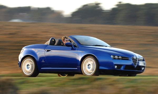 Погледнете само физиономията на тази кола, ефектните светлини, изчистените, но смели линии, прекрасните пропорции... Няма нищо изненадващо, че за този дизайн Джорджето Джуджаро получи наградата Compasso d'Oro през 2004. 
А сега си представете колко зле трябва да е този автомобил като управление и поведение, за да се превърне в пазарен провал ВЪПРЕКИ този външен вид. 
Произвеждана не от Alfa Romeo, а от Pininfarina в малката фабрика на ателието в Сан Джорджо Канавезе, Spider бе кабрио версията на Brera, но очевидно създадена, докато инженерите са били в удължена обедна почивка. Шасито имаше устойчивостта на купа топъл хумус. Управлението създаваше чувството, че кормилната уредба е направена от картон. Предварително накиснат във вода. А механизмът на мекия покрив имаше навика да яде сенниците. Spider си остава прекрасно изглеждащ автомобил и всеки от нас би искал да го има паркиран на улицата пред къщи. Стига само да не е негов. 
