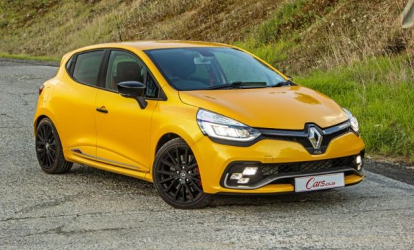 Само по себе си, четвъртото поколение на Clio в RS вариант не беше лоша кола. За съжаление е много трудно да го разглеждаме само по себе си, защото спомените за предишните генерации са твърде живи в паметта ни: като за фантастичното Clio Williams от началото на 90-те и после зверските Clio 172, 182, 197 и 200. Както и Ивелин Попов не беше никак лош футболист. Стига да имаше как да не го сравняваме с Бербатов и Любо Пенев, предишните "деветки" в националния отбор. 