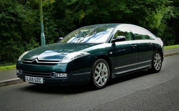 Всъщност, дебело подчертават англичаните, С6 не беше издънка. Напротив, това бе великолепен, авангарден автомобилен еквивалент на пухена възглавница. И последният за момента опит на Citroen да направи онова, което някога умееше най-добре: да създава странни, отличаващи се от другите автомобили с комфорта на чаша топло какао. И с динамиката на топло какао. За жалост, купувачите в този сегмент не оцениха достойнствата на това предложение и С6 трябваше да слезе от сцената през 2012. Но, колкото и да не ви се вярва, все още се произвежда в Китай. 