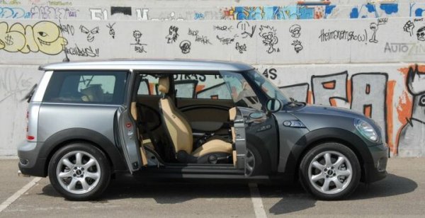 През 2007 BMW, новият собственик на MINI, реши да възроди този специфичен модел най-вече за британските си клиенти, които имат топли спомени от оригиналния Clubman. Вместо да вдигат всеки път седалките, за да натъпчат децата си в тривратото MINI Hatch, британските родители можеха да си вземат тази кола с нейната една задна врата, разположена отдясно. Но германските инженери бяха забравили една миниатюрна подробност: обратното движение на Острова, което означаваше дечицата да излизат винаги откъм страната на трафика. Clubman бързо слезе от сцената, а следващото поколение вече бе с нормални (тоест две) задни врати. Не че това му помогна особено. 