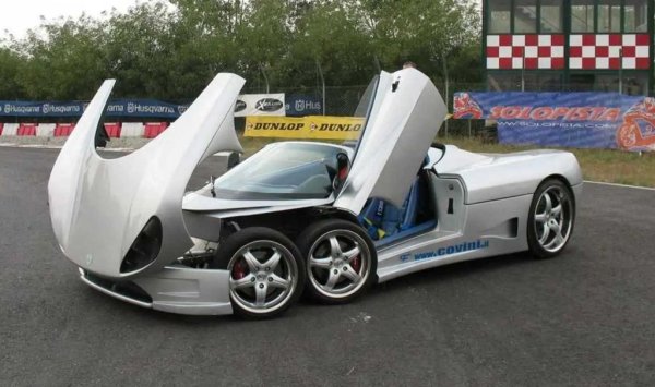 Обикновено при разгорещените обсъждания на някоя радикална идея винаги се намира някой, който да подметне: ако беше добра идея, защо никой не го е направил досега? За съжаление не се е намерил подобен човек в заседателната зала на малката италианска компания Covini Engineering, която близо 40 години се мъчеше да осъществи мечтата си за автомобил с четири завиващи предни колела. Наложи се италианците да изчакат от 1976 до 2004, докато технологиите за производство на гуми напреднат дотам да им дадат нужните параметри. След което се оказа, че проблемът на този автомобил съвсем не е гумите. 
