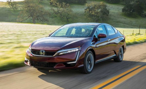 Тук отново е налице второ поколение на модела, без да се броят концепции, прототипи и експериментални производства. За съжаление, към момента в Европа Clarity се появи само за демонстрационни цели, докато в САЩ се предлага на пазара, на цена около 60 000 евро. Настоящият модел е дълъг 4,9 метра, има електромотор с мощност 130 KW и пробег от около 500 км.