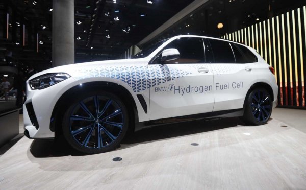След като представи платформата си за електрически автомобил с горивни клетки - технология, разработвана съвместно с Toyota, BMW обяви, че тестването на автомобили с водородни горивни клетки ще започне през 2022 година, с експериментална флотилия кросоувъри, базирани на модела Х5.

Актуалното производство на серийни модели с водородно задвижване, обаче, се очаква по-късно - през 2025 година.