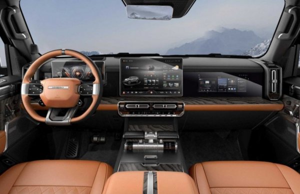 Батерията стига за минимален пробег от 450 км по тестовия цикъл WLTP. Тя захранва четири електромотора - по един за всяко колело. Ускорението от място до 100 км/ч отнема само 4.2 секунди. Батерията се зарежда от 30 до 80% за 47 минути на бърза зарядна станция. Ако не броим електрическото задвижване, останалите технологии тук всъщност идват директно от всъдехода М-50, който Dongfeng произвежда за нуждите на китайската армия. Има електронна блокировка на предния и задния мост и на централния диференциал. Просветът е 23 см в стандартен режим на движение, но се повишава до цели 33.5 см в офроуд режим. Ъгълът на атака е 36.8 градуса отпред и 37.5 отзад. Завиващите задни колела означават, че на практика автомобилът може да се движи странично. M-Hero 917 има максимална дълбочина на газене от цели 90 см, "пълзящ" режим на движение и интелигентни системи за приспособяване към терена и за нощно виждане.
