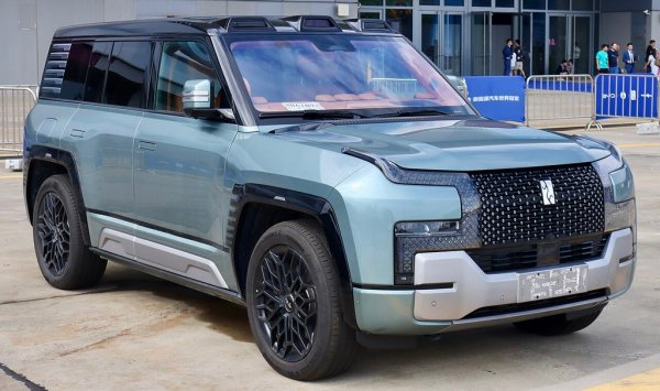 U8, продукт на новата дъщерна марка за премиум модели на BYD, бе представен през 2023 и при премиерата си бе най-скъпият сериен автомобил в Китай, с цена от 1.68 млн. юана (215,000 eвро). Той е с електрическо задвижване, но има и двулитров бензинов мотор като удължител на пробега. Мощността е 1196 конски сили, но батерията е сравнително малка - 49 киловатчаса. Пробегът само на ток е до 180 км, а пробегът с едно зареждане на батерията и бензиновия резервоар е 1000 км. 
