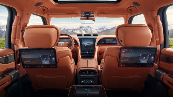 Дълъг 5.32 метра, U8 има индивидуално задвижване на всяко колело чрез четири разположени в главините електромотори, което според създателите му го прави изключително високопроходим. Автомобилът може да обръща на място като танк. Има адаптивно окачване, което може да повишава пътния посвет с цели 15 см. 


