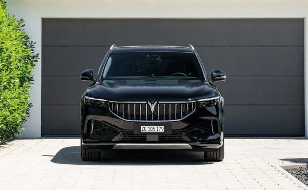 FREE е 7-местен кросоувър, дълъг 4.905 метра. Конструкцията е почти изцяло от алуминий, с двойна вилка отпред и многозвенно окачване отзад. По-добре оборудваните версии имат адаптивно пневматично окачване, което може да увеличава пътния просвет с до 10 см, достигайки 26 см. Автомобилът е стандартно оборудван с 20-цолови джанти.Free има 560 литра капацитет на багажника, както и втори багажник под предния капак, побиращ 72 литра. 
