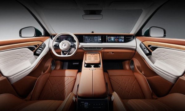 Чисто електрическата версия, която вече се предлага у нас със стартова цена 134 700 лева, разполага със задвижване на четирите колела чрез два електромотора с обща мощност 489 конски сили и максимален въртящ момент от 720 Нм. Ускорението 0-100 км/ч отнема 4.4 секунди. Максималната скорост е 200 км/ч. Обхватът с едно зареждане е 505 километра.
Батерията е с капацитет 106 киловатчаса, като може да поема заряд до 100 кВт. На бърза зарядна станция зареждането от 20 до 80% отнема 45 минути. Разходът по официални данни е 15.5 квтч на 100 км в градски цикъл, и 20.2 кВтч в смесен. 
