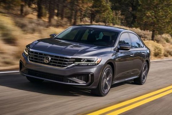 Около 29% спад за германската марка спрямо миналия януари. Донякъде изненадващо, най-продаван модел е Passat с 36 регистрации - с 3 повече от T-Roc и с шест над Caddy. От Golf са пласирани 15 бройки през януари, а от електрическия ID.3 - две бройки. 
За Renault изоставането спрямо 2020 е съвсем минимално - под 5%. Най-продаваният модел с огромна преднина е Clio - 76 бройки, далеч зад него са  Master с 42, Megane с 28 и Captur с 24. 
