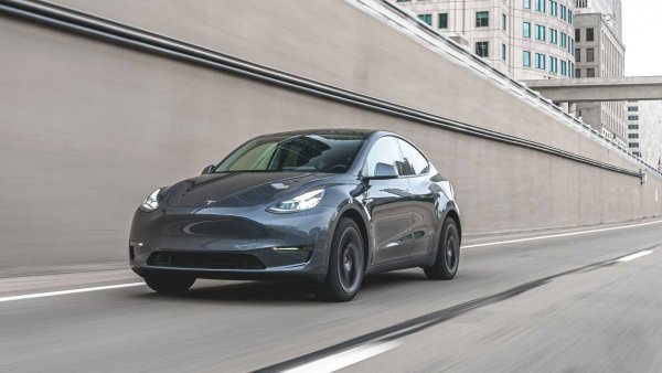 Двигател: два електромотора; макс. мощност: 490 к.с.; макс. въртящ момент : 660 Нм; макс. скорост: 241 км/ч

Това е един от двата модела на Tesla в своеобразната ни класация. И подобно на по-големия си събрат Model X използва аналогична механична схема от най-бързата версия на Model 3. Като ускорение от 0 до 100 е идентична със следващия ни участник, но е малко по-мощна от него и има по-голяма максимална скорост.