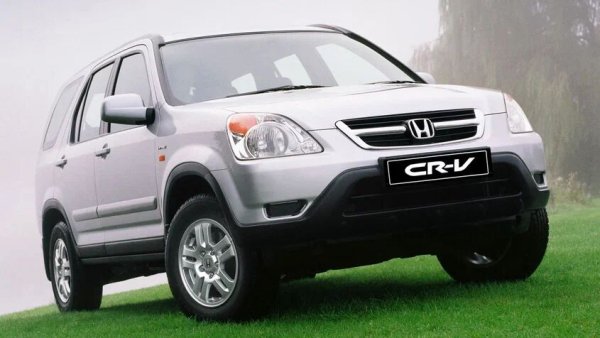 Системата DPS на CR-V разчита на разликата в налягането между два маслени помпени кръга. Продължителното превъртане на колелата обаче не ѝ се отразява добре. Това може да доведе до прегряване на маслото и ускорено износване на фрикционните дискове, а в крайна сметка и до загуба на функцията 4x4.

Какво да се направи

Маслото в задния диференциал трябва да се сменя най-малко на всеки 40 000 км. Ако при завиване се появят виене или вибрации от задната част на автомобила, смяната на течността не бива да се отлага. Това може да е един от първите сигнали, че системата за задвижване на четирите колела вече има проблем.
