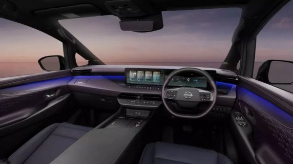 Основното внимание е отделено на интериора: два 14,3-инчови екрана, нов двуцветен волан, аудио система Bose с 22 високоговорителя и електрически регулирани седалки на втория ред с поставки за крака.

Elgrand има хибридна система e-POWER от трето поколение с 1,5-литров турбо двигател и актуализирано задвижване на всички колела e-4ORCE, което намалява накланянето на каросерията по време на ускорение и спиране. Предлагат се и системи ProPILOT и ProPILOT 2.0, включително шофиране със свободни ръце при скорости до 50 км/ч и по магистрали.
