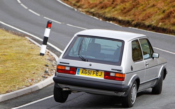 И това не е първият хотхеч, както Range Rover не е първият луксозен SUV или Renault Espace не е първият миниван. На както другите, именно Golf грабва вниманието на публиката и от интересно и екзотично предложение, създава цяло движение в автомобилната индустрия. И го прави по доста семпъл начин: с леко по-голям двигател, малко по-добро окачване и леки подобрения в дизайна, за да изглежда по-спортно. Което е достатъчно да се роди легенда.