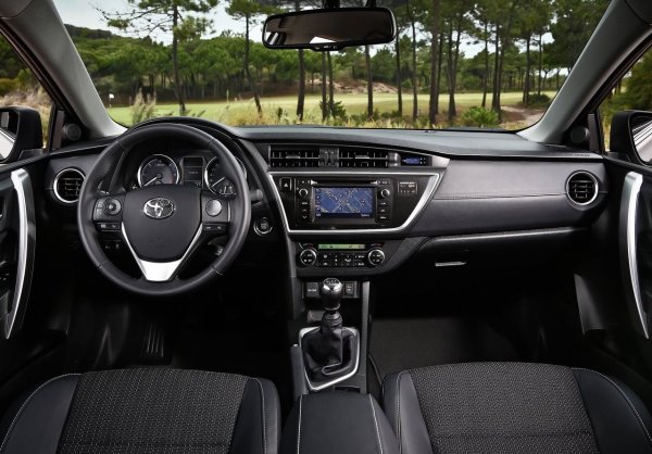 Toyota Auris е кола, която няма да ви развълнува душата, но ще осигури ненатрапчив и надежден семеен транспорт. Всички двигатели имат добра репутация за надеждност, но се препоръчват или 1,2-литровия бензинов двигател с турбокомпресор, който осигурява плавна работа, или хибрида, който харчи малко гориво.

Тези двигатели също така получават по-усъвършенствано окачване от по-ранните 1,3-литрови бензинови и 1,4-литрови дизелови модели, което ги прави по-удобни за шофиране.
