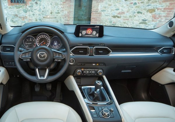 Mazda CX-5 е страхотна употребявана покупка, предлагаща интелигентен интериор, добра информационно-развлекателна система и подредено управление. За най-голяма надеждност се ориентирайте към бензиновите модели, а не към дизеловите, защото те са значително по-здрави.

Затова и оптималният вариант е 2,0-литровият бензинов модел, който осигурява най-добрия баланс между производителност и експлоатационни разходи. По-мощният 2,5-литров бензин е твърде лаком за гориво.
