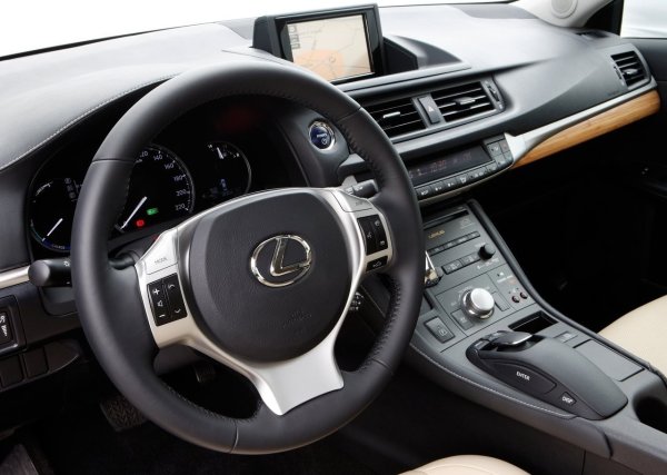 Хибридното задвижване е популярно в момента, което може да е достатъчно, за да ви насочи към употребявана кола като Lexus CT. Той съчетава нисък разход на гориво и висока надеждност, както и солиден интериор с  материали. 

Проблемът му е, че не толкова добър за шофиране. Двигателят е доста шумен, а возенето е накъсано при ниски и високи скорости, особено с по-големи лети джанти.
