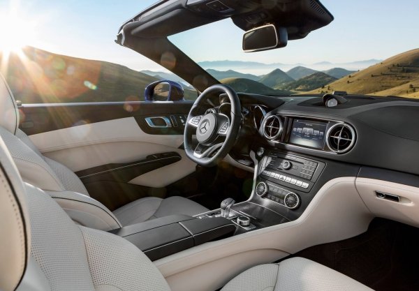 За част от цената на новия Mercedes SL можете да имате екземпляр от предишно поколение, който предлага превъзходен финес, висококачествен интериор и изненадващо пъргаво управление. Предлагат се и много впечатляващи двигатели, вариращи от V6 с 302 к.с. до удивителния V12 с 621 к.с.

Базовите V6 бензинови двигатели, обозначени като SL350 или SL400, обаче са най-добрите варианти за намаляване на сметките за гориво. Независимо коя версия изберете обаче, тя е надеждна.
