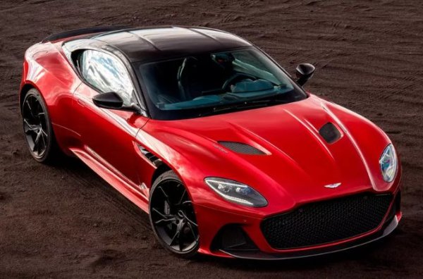 Логиката сочи, че фантастичният Aston с 5,2-литров V12 туин-турбo двигател (725 к.с. и 900 Нм, ускорение до 100 км/ч за 3,4 секунди), задвижване на задните колела и управление на вектора на тягата би трябвало да поскъпне. Случва се обаче същото като при McLaren 570S – колата поевтинява с 25%. 

А причината е, че Aston Martin все още не може да направи автомобил, който да не се задържа на пазара втора ръка. Затова и новата стратегия на марката предвижда отдалечаване от производствените принципи – просто повечето коли ще се правят само по поръчка.