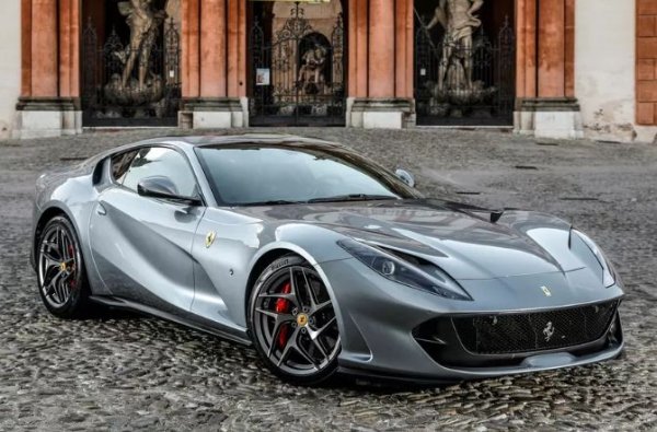 Едва ли някой е очаквал да попадне на Ferrari в подобен списък, още повече, че този Grand Tourer е произведен по всички правила на компанията от Маранело. Той е класически тип – без компресор, като под капака е поставен 6,5-литров V12 двигател с мощност 800 к.с.

Преселективният „робот” с двоен съединител работи отлично, шасито е достатъчно балансирано, а стилът е безупречен. И въпреки това тази кола губи 18% от цената си за 3 години – нещо, което дори експертите не могат да обяснят.