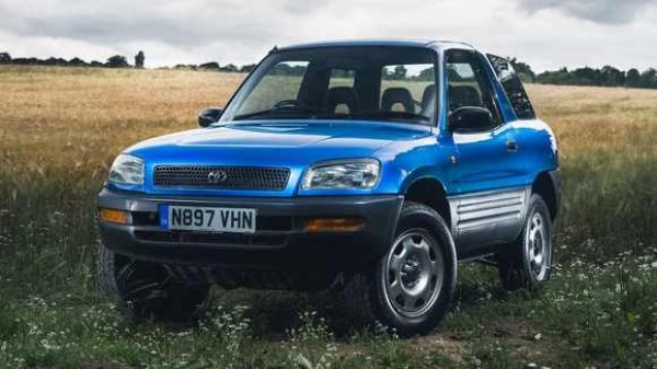 Докато Jimny остана верен на корените си, Toyota RAV4 е най-чистото доказателство за пълната метаморфоза на този клас автомобили. Когато моделът дебютира през 1993 година, той беше истински революционер. Късата му версия с три врати беше дълга едва 3.70 метра &ndash; тоест по-къса от последното поколение на градското Renault Twingo. Това обаче не му пречеше да разполага със задвижване 4х4 и блокаж на диференциала, които му позволяваха да се впуска в сериозни приключения далеч от асфалта.

В същото време японците вече гледаха към модерните времена, залагайки на самоносеща каросерия и независимо окачване, които веднага пратиха Samurai в историята. С всяка следваща генерация обаче малкият офроудър постепенно се превърна в обемист семеен кросоувър без никакви реални претенции извън пътя. Повечето модели в този сегмент извървяха абсолютно същия път.
