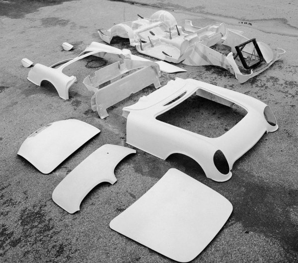 Стоманата е основният материал за изработване на купета чак до 1953, когато Chevrolet решава да направи новия Corvette от фибростъкло. Това понижава забележимо теглото и подобрява спортното поведение. И отваря вратите за всякакви новаторски материали - от алуминий до бъдещия въглероден композит. 
