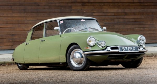 Дисковите спирачки, при които накладките се притискат към диск, създавайки триене, са много по-ефективни от барабанните. Изчезналата вече британска компания Lanchester разработва концепцията още през 1902, но първият сериен автомобил с нея се появява едва през 1955 - това е митичният DS на Citroen. При него дисковете са само на предните колела. През 1956 Jensen пуска модела 541, с дискове и на четирите колела. 
