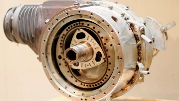 Концепцията за роторен двигател като алтернатива на традиционните цилиндри и бутала е патентована от германския инженер Феликс Ванкел още през 1929, но едва в края на 50-те NSU започва да я въвежда на практика. Компанията работи успоредно по два проекта - единият оглавен от Ванкел, вторият - от Ханс Дитер Пашке, и в крайна сметка избира втория вариант за производство ("Превърнахте моя състезателен кон във впрегатно добиче", оплаква се Ванкел). NSU Spider от 1964 е първият сериен модел с ванкел. Много компании откупуват лиценза, включително Alfa Romeo, Citroеn, Ford, General Motors, Mazda, Mercedes-Benz, Nissan, Porsche, Toyota и даже Rolls-Royce. Заради проблеми с уплътнението и износването роторният двигател така и не се налага. Но компании като Mazda не са загубили надежда, че с напредъка на материалите този несъмнено по-ефективен като принципи агрегат ще стане по-масов. 
