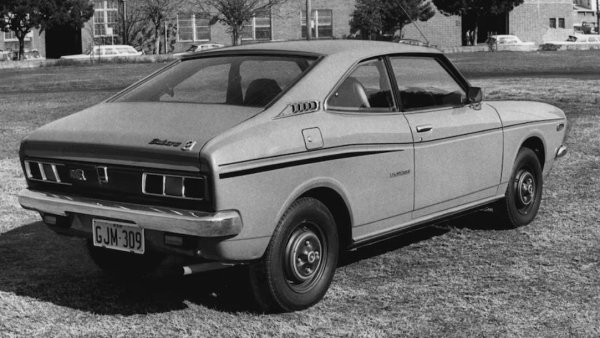 Subaru, подобно на други японски автопроизводители, навлиза стабилно на американския пазар с интелигентни, ефективни и практични малки коли, които са разумни, ако не и съвсем стилни. Когато техните дизайнери се опитват да вкарат повече стил - ето какво се случва. Нашето предположение е, че Subaru GL е малко прекалено дълъг, за да се побере в транспортния контейнер, и решението е да се отрежат осем инча от задницата, да се поставят броня и задни светлини и да се изпрати по предназначение.