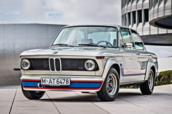 Още през 60-те години на миналия век компаниите предприемат опити за пускането на сериен автомобил с турбомотор, особено в САЩ. Но тази идея се осъществява успешно едва през 1973, при това в Германия. &bdquo;Пионерът&rdquo; е BMW 2002 Turbo, чиито редови 4-цилиндров мотор е получил механично впръскване Kugelfischer и турбина ККК.
