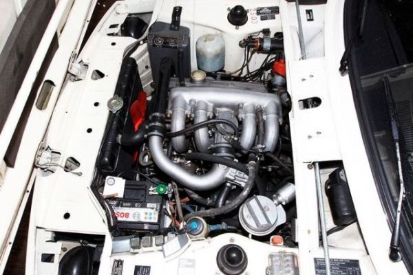 От 2,0-литровия мотор М10 са измъкнати 170 к.с. и 240 Нм. Това е причината динамиката на 2002 Turbo да не е толкова впечатляваща &ndash; от 0 до 100 км/ч за 7 секунди и максимална скорост от 210 км/ч. За съжаление, този автомобил излиза точно в началото на световната петролна криза през 70-те години и затова от него са продадени едва 1672 бройки.
