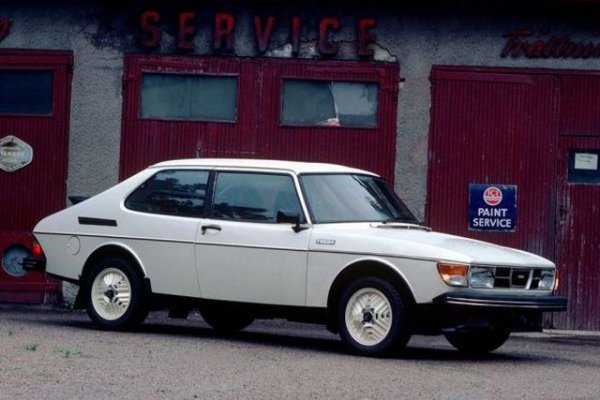 Няма как да се мине и без Saab 99 Turbo, който става първият автомобил, доказал, че турбодвигател може да се поставя не само на спортни коли с ограничен тираж, но и на масови модели. Премиерата на 99 Turbo е през 1978 и от този момент турбото е плътно свързано с името на шведската компания чак до нейната кончина.
