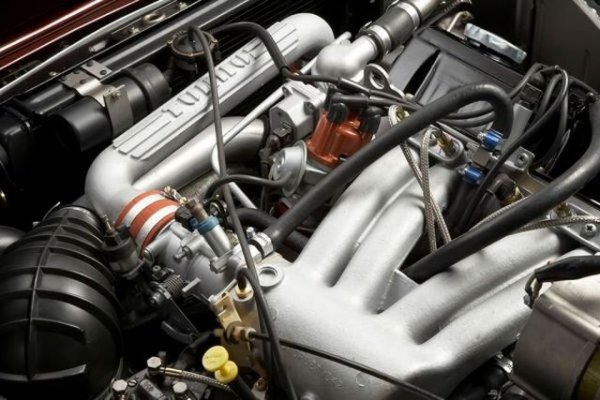 От 2,0-литров двигател с 4 цилиндъра, който разполага с турбина Garrett, в Saab успяват да смъкнат 145 к.с. Изглеждат скромни днес, но всъщност са повече от конските сили, с които разполага най-мощното BMW 3 Серия по това време. До края на 1979 Saab произвежда над 10 000 автомобила с турбосистема и оттогава автомобилният свят вече не е същият.
