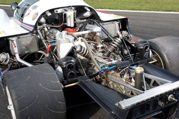 По време на квалификациите за състезанието &bdquo;1000 км на Нюрбургринг&rdquo; пилотът Щефан Белоф преминава през трасето за 6 минути и 11 секунди. При това в случая се използва по-дългата конфигурация на пистата от сегашната. Разликата е цели 4 км, а за постижението основна роля играят отличната аеродинамика и мощният &bdquo;боксер&rdquo;, който развива 635 к.с.
