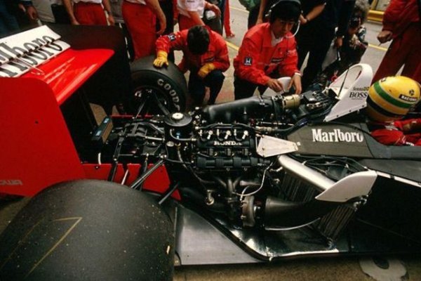 Турбомоторът Honda V6 с обем 1,6 литра развива 900 к.с. и се развърта до 12 500 об/мин. Това позволява на McLaren MP4/4 да бъде много бърз на всички трасета. С този болид Сена печели квалификацията за Гран при на Монако с аванс от 1,5 секунди пред Ален Прост, който пък е с цяла секунда по-бърз от останалите. На следващата година турбомоторите във Формула 1 са сменени с атмосферни.
