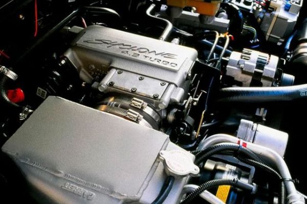 Моторът е 4,3-литров с турбина Mitsubishi и интеркулер Garrett, като развива 280 к.с. и 475 Нм въртящ момент. Благодарение на това &bdquo;циклонът&rdquo; развива 97 км/ч за 4,6 секунди. По-късно на базата на пикапа е създаден и всъдеход Typhoon, който спокойно може да се счита за първия спортен SUV в историята.
