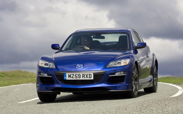 RX-8 беше много способно спортно купе, задвижвано от 1,3-литров роторен двигател. Всъщност, това е последният модел на марката с такъв мотор, като той развива 234 к.с. и позволява ускорение от 0 до 100 к/ч за 6,4 секунди. Максималната скорост е 235 км/ч, но по-важното е, че колата е много забавна за шофиране. Стига, разбира се, собственикът да преглътне неутолимата жажда на двигателя за бензин и за масло. Затова е хубаво преди покупката на този модел, да закарате колата за внимателен преглед в професионален сервиз.