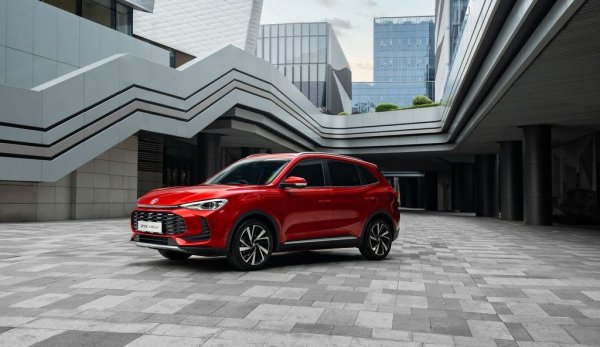 Компактен кросоувър с хибридно задвижване, с 1.5-литров бензинов мотор и автоматични скорости. Максималната мощност на хибридната система е 197 конски сили. Батерията е с капацитет 1.8 киловатчаса. 
