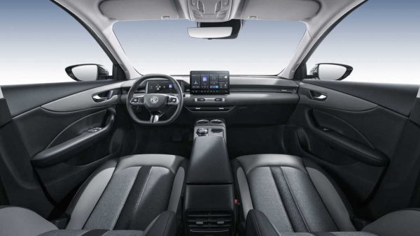 Разликата между нивата е в батерията - при базовото тя е литий-желязофосфатна с капацитет 49 киловатчаса, със 170 коня мощност от електромотора и 340 км пробег с едно зареждане. 
В по-високите нива батерията е литиево-йонна с NCM химия, капацитет 64 киловатчаса, и 465 или 480 км пробег с едно зареждане. 
