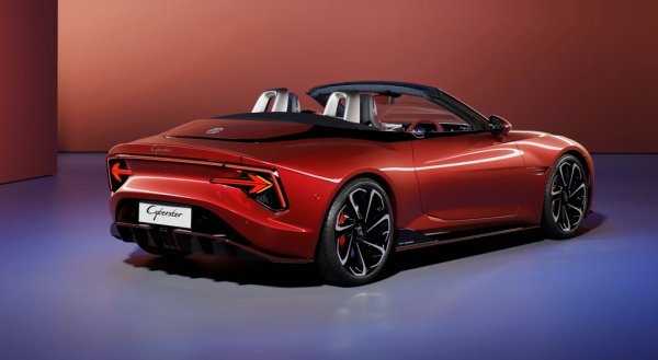 Двуместен спортен електрически автомобил, който в различните си версии развива между 314 и 544 конски сили максимална мощност. Ускорението от 0 до 100 км/ч отнема 3.2 секунди, максималната скорост е 200 км/ч. 
