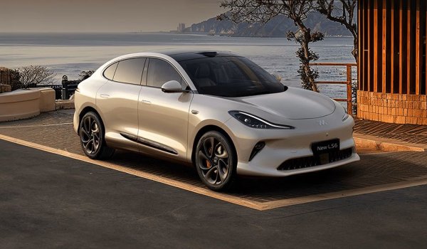 На някои пазари в Западна Европа MG продава и своята премиум марка IM (съкратено от Intelligence in Motion), създадена съвместно с AliBaba. Тя се състои от чисти електромобили и от няколко модела с електрическо задвижване и бензинов удължител на пробега (EREV), но не очакваме да я видим в България, поне на първо време. 

