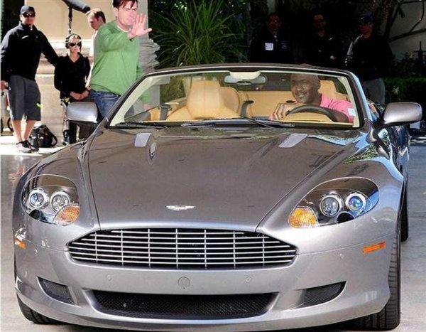 Когато гледате тази красива луксозна кола, първото нещо, което ви идва наум, е колко ли струва. Това едва ли има значение, когато се казваш Майкъл Джодан, но това DB9 Volante наистина е забележително.