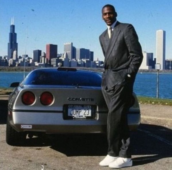 Веднага след като подписва с „Булс“, Джордан сключва сделка с дилърството на Chevrolet в Чикаго. И това е първата кола, която получава. Тя в цвят Medium Gray Metallic C4 Vette, като има числото 23 в регистрационния си номер. 