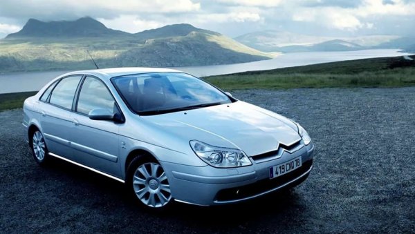 В Citroen залагат на стил и оборудване, като за 1000-2000 лева може да бъде купен екземпляр с много екстри, хидравлично окачване и автоматична скоростна кутия. Тя обаче е сред слабите места на модела, особено ако се използва в райони със студен климат. Двигателят също е доста чувствителен към използваните масло и гориво.
Хидравличното окачване дефектира по-рядко, но когато го стори, ремонтът му е доста скъп. Прибавете към това и лошата ликвидност на Citroen C5 и получавате автомобил, който дори не бива да бъде разглеждан като евентуална покупка.