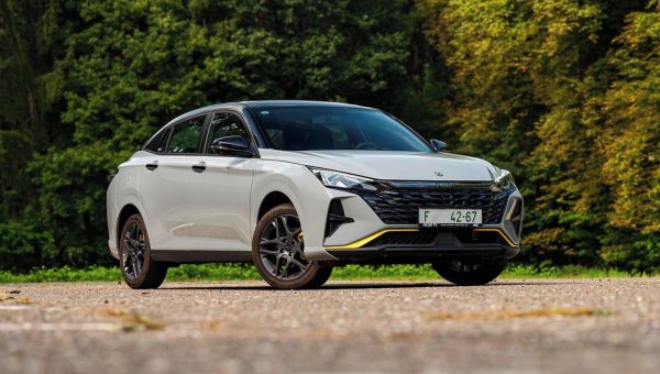 21. Forthing T5 Evo - 236 (119%)
22. Citroen C3 - 235 (-32%)
23. Skoda Scala - 232 (-28%)
24. Dongfeng Aeolus Shine - 229 (1808%) 
25. Renault Megane - 223 (43%)
26. Skoda Karoq - 222 (-19%)
27. Renault Symbioz - 221 (414%)
28. Dacia Jogger - 212 (-60%)
29. Volkswagen Caddy - 207 (28%)
30. Toyota Yaris - 203 (-14%)

НА СНИМКАТА: Dongfeng Aeolus Shine, непретенциозен седан с ниска цена, има един от най-големите пазарни ръстове тази година
