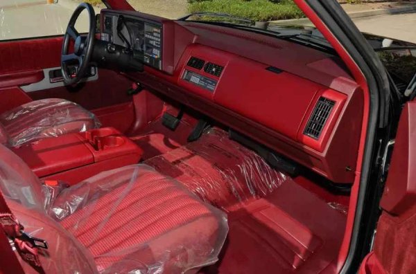 За три години са произведени не повече от 17 000 бройки, а първите екземпляри са боядисани изключително в черно. Този е запазен в оригиналния си вид. Интериорът е завършен с червена дамаска. Всички такива пикапи са оборудвани с тонирани стъкла, електрически пакет и климатик.
