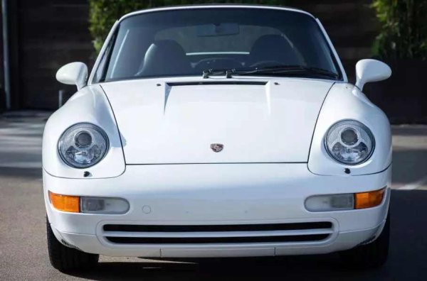 30-годишният кабриолет не успява да бъде продаден на търг за втори път в рамките на шест месеца. Екземплярът от поколение 993 е имал двама собственици, но е изминал общо 279 мили (449 километра).
