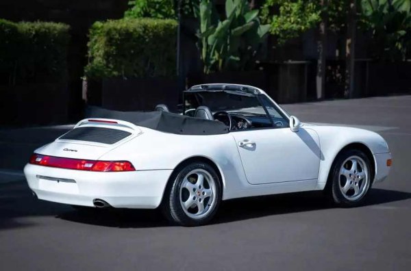 Преди няколко години е направено пълно обслужване със смяна на масло, горивен филтър, помпа, свещи и гуми. Оборудването е стандартно: кабриолет с бяла каросерия, черен кожен салон и черен мек покрив. Добавена стойност му носят подписите на двукратния световен рали шампион Валтер Рьорл върху върху капака на резервоара за гориво и жабката.
