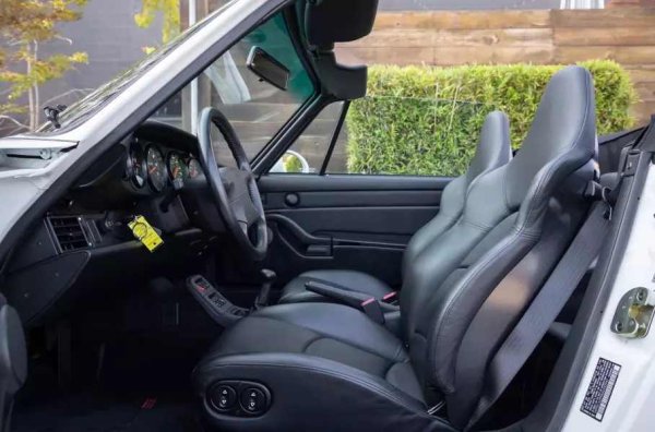 В допълнение към стандартното оборудване има спортни седалки, телефон Nokia и електронно разпределение на спирачното усилие. Атмосферният 3,6-литров шестцилиндров боксерен двигател с въздушно охлаждане развива 272 к.с. и 329 Нм. Сцеплението се предава към задните колела от 6-степенна механична скоростна кутия. Колата тежи около 1,4 тона.
